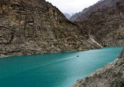 ہنزہ: موسموں کے ساتھ رنگ بدلتی جنت نظیر عطا آباد جھیل
