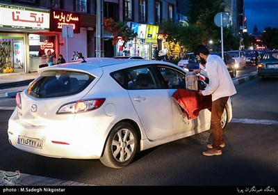 تعدادی از جوانان تهرانی در طول ماه مبارک رمضان اقدام به تهیه و توزیع بسته های افطاری ساده در سطح شهر تهران می کنند