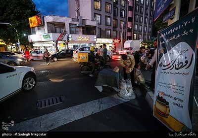 تعدادی از جوانان تهرانی در طول ماه مبارک رمضان اقدام به تهیه و توزیع بسته های افطاری ساده در سطح شهر تهران می کنند