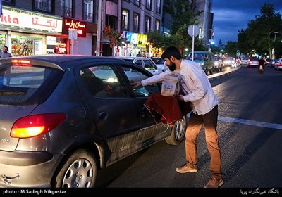 تعدادی از جوانان تهرانی در طول ماه مبارک رمضان اقدام به تهیه و توزیع بسته های افطاری ساده در سطح شهر تهران می کنند