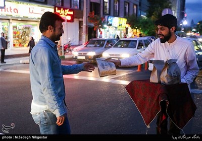 تعدادی از جوانان تهرانی در طول ماه مبارک رمضان اقدام به تهیه و توزیع بسته های افطاری ساده در سطح شهر تهران می کنند