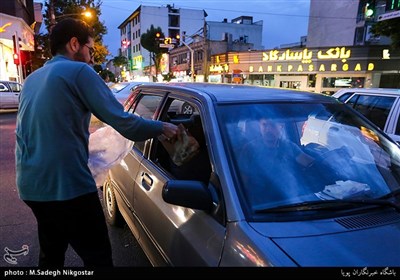 تعدادی از جوانان تهرانی در طول ماه مبارک رمضان اقدام به تهیه و توزیع بسته های افطاری ساده در سطح شهر تهران می کنند