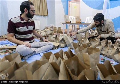 تعدادی از جوانان تهرانی در طول ماه مبارک رمضان اقدام به تهیه و توزیع بسته های افطاری ساده در سطح شهر تهران می کنند