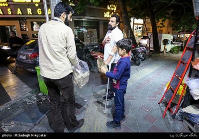 تعدادی از جوانان تهرانی در طول ماه مبارک رمضان اقدام به تهیه و توزیع بسته های افطاری ساده در سطح شهر تهران می کنند