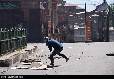 درگیری پلیس هند با نمازگزاران در ماه رمضان - کشمیر
