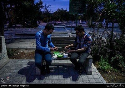 تہران کے بہشت زہرا قبرستان میں ایک افطار