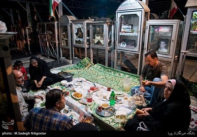 تہران کے بہشت زہرا قبرستان میں ایک افطار