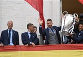 جشن قهرمانی رئال مادرید در میدان «سیبلس» برگزار شد/ رونالدو قول ماندن داد، راموس کری خواند + تصاویر