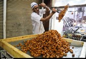 اهواز| رونق کارگاه تهیه و پخت زولبیا و بامیه در ماه رمضان؛ یک گزارش تصویری خوشمزه