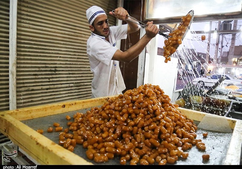 اهواز| رونق کارگاه تهیه و پخت زولبیا و بامیه در ماه رمضان؛ یک گزارش تصویری خوشمزه