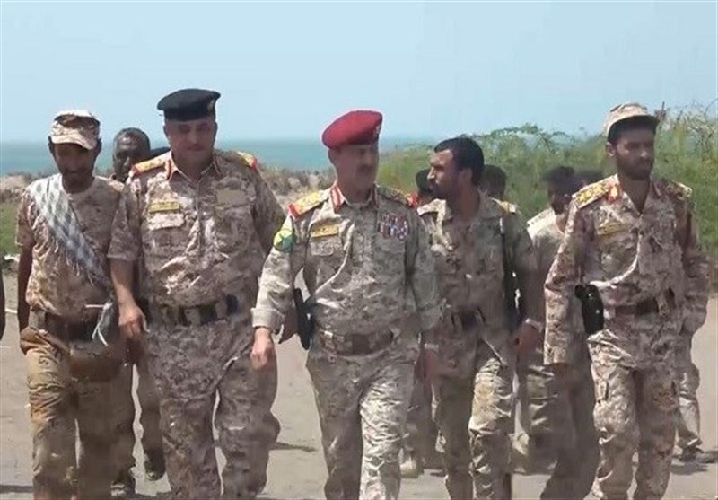 بازدید وزیر دفاع یمن در محور نجران عربستان؛ پیروزی ملت بر متجاوزان نزدیک است