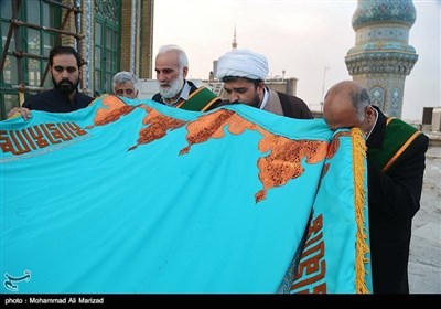 مسجد جمکران میں گنبد اقدس کی صفائی اور پرچم کشائی کی تقریب