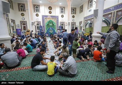 سفره های افطار درمساجد کیش