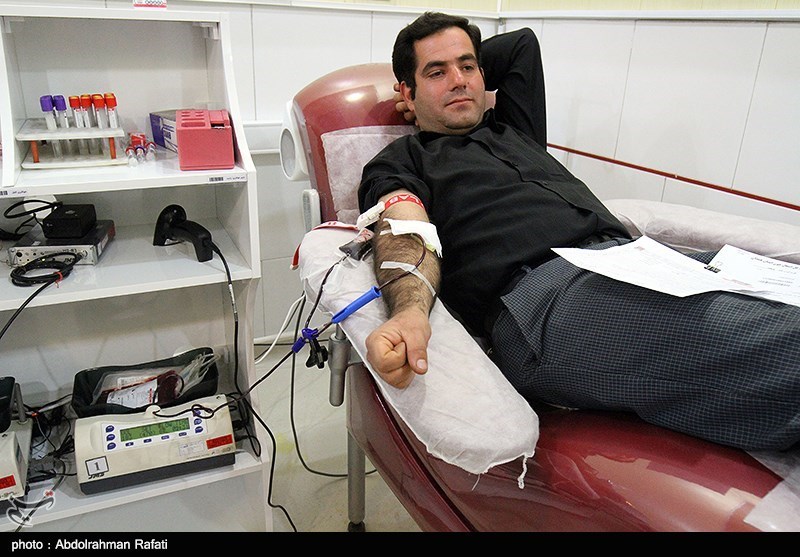 مشهد|خون‌های اهدایی نادر به بخش انجماد سازمان انتقال خون منتقل می‌شود