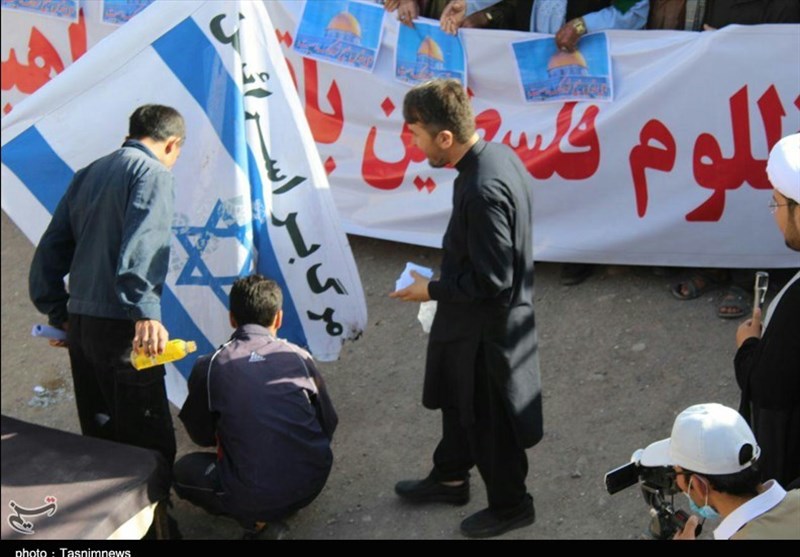 مردم غرب افغانستان با آتش زدن پرچم اسرائیل: دوست و دشمن در روز قدس مشخص می‌شود + عکس