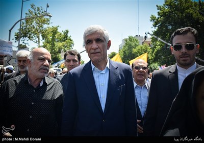 افشانی شهردار تهران در راهپیمایی روز قدس 
