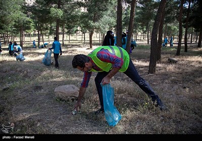 پاکسازی محوطه تاریخی طاق بستان توسط دوستداران محیط زیست 