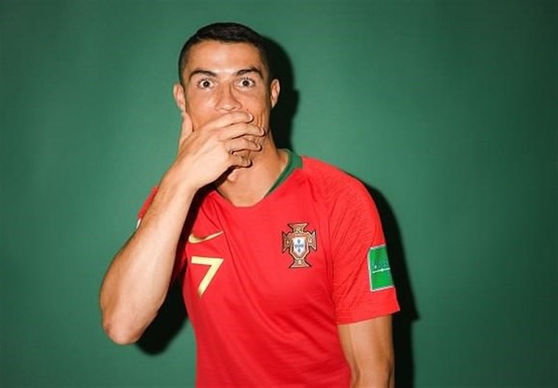 Cristiano Ronaldo Reacts to Iranian Fans outside Portugal&apos;s Hotel (+Video)