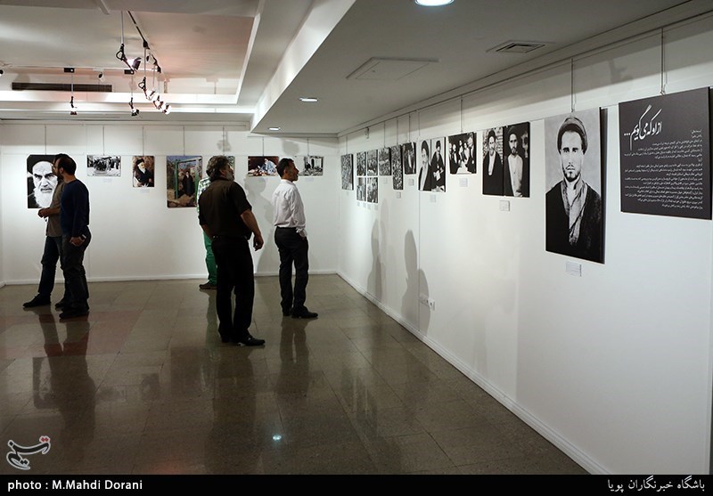 گزارش تسنیم از نمایشگاه عکس «از او که می‌گویم» / عکسهایی که هرکدام یک دنیا حرف دارند