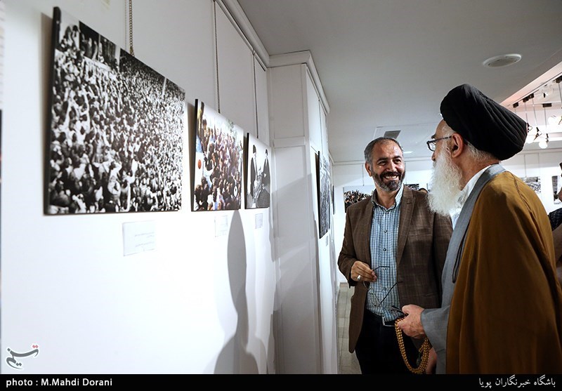 افتتاح نمایشگاه عکس" از او که می گویم" با حضور آیت الله قائم مقامی 