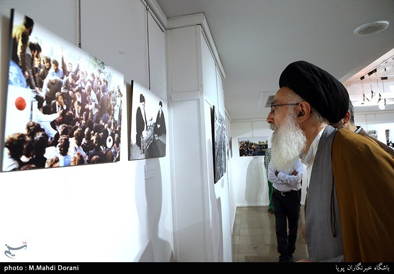 افتتاح نمایشگاه عکس" از او که می گویم" با حضور آیت الله قائم مقامی 