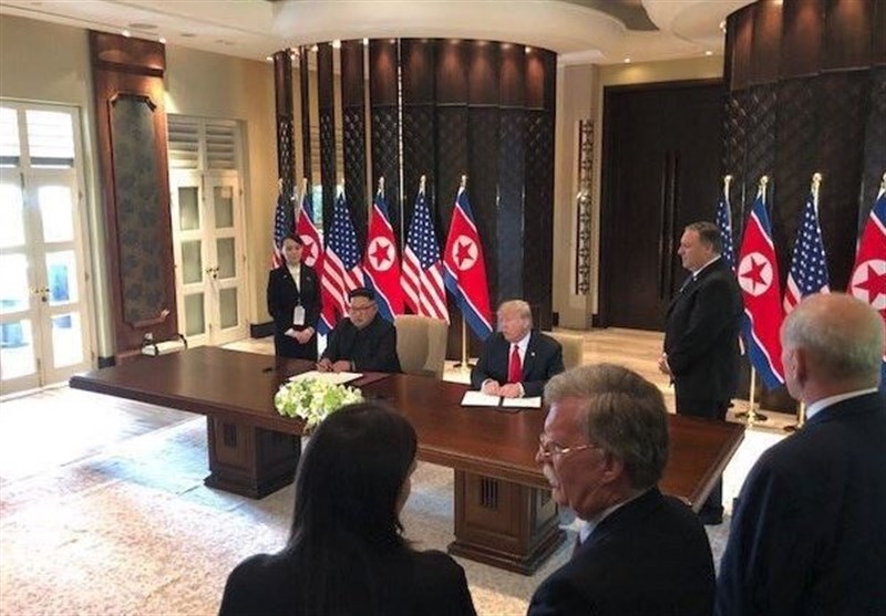 عکس/امضای جالب رهبر کره شمالی پای سند توافق با آمریکا