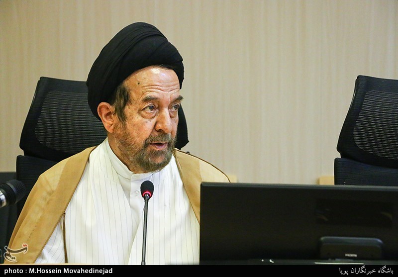 روحانی: عناصر متحجر هنوز هم در حوزه حضور دارند/ آمریکا از فیضیه خروشان می‌ترسد