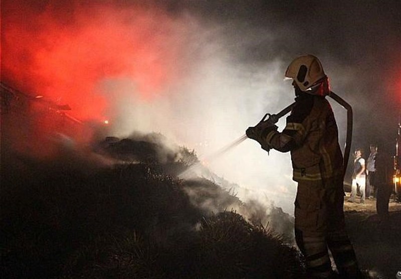 طوفان به کمک آتش آمد؛ آتش‌سوزی گسترده در گاوداری + تصاویر
