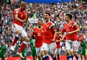 جام جهانی 2018|روسیه با برد در نیمه اول بازی افتتاحیه به رختکن رفت/ اولین گل و مصدوم جام برای میزبان