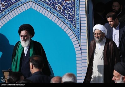 امام خامنہ ای کی امامت میں نماز عید کی تصاویر