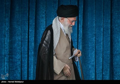 مقام معظم رهبری پس از پایان خطبه‌های نماز عید فطر - مصلی تهران