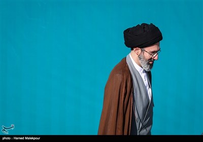 ورود حجت‌الاسلام سیدمجتبی خامنه‌ای به محل اقامه نماز عید فطر به امامت مقام معظم رهبری - مصلی تهران