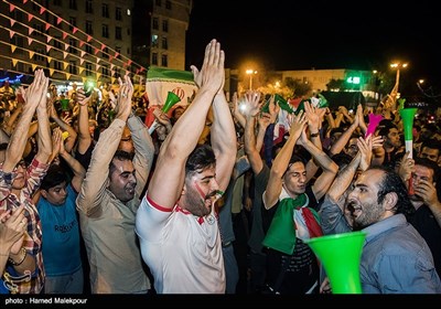 شادی مردم تهران پس از پیروزی تیم ملی فوتبال مقابل مراکش