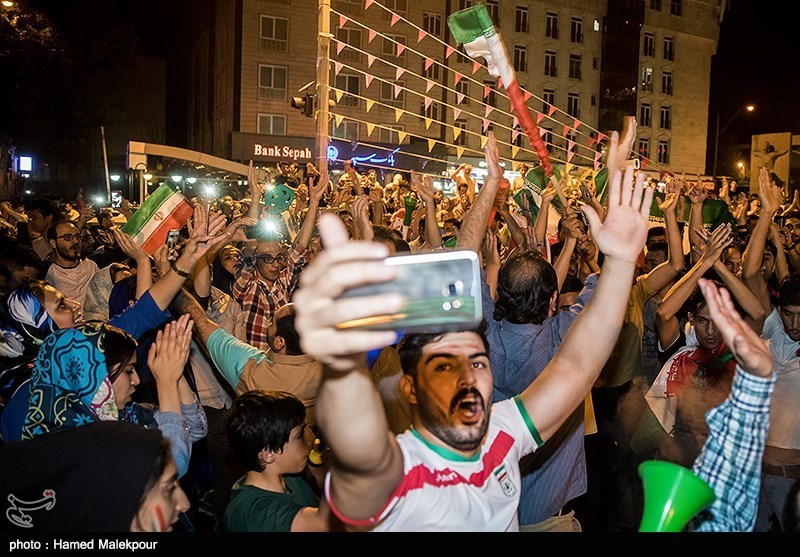 ایرانی فوٹبال ٹیم نے ورلڈ کپ کا پہلا میچ جیت لیا/ ایران بھر میں جشن کا سماں