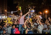 شادی مردم تهران پس از پیروزی تیم ملی فوتبال مقابل مراکش