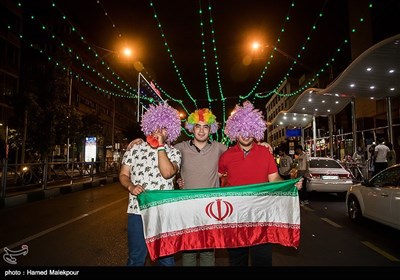 شادی مردم تهران پس از پیروزی تیم ملی فوتبال مقابل مراکش