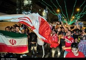 شادی مردم تهران پس از پیروزی تیم ملی فوتبال مقابل مراکش