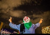 شادی مردم تهران پس از پیروزی تیم ملی فوتبال مقابل مراکش
