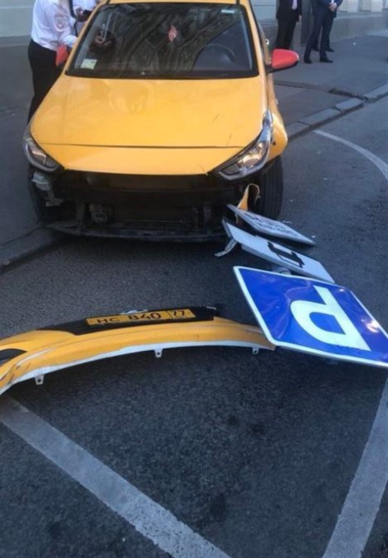 برخورد تاکسی با عابران پیاده در مسکو 8 زخمی برجای گذاشت+عکس