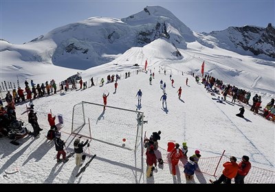 مسابقه فوتبال بین دو تیم فوتبال آماتور از سوئیس و ایتالیا در تورنومنت فوتبال روستاهای کوهستانی سال 2016 در یخچال آلالین واقع در سوئیس.