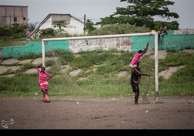 فوتبالیست ها در حال بستن تور دروازه در یکی از شهرهای جمهوری دموکراتیک کنگو هستند.