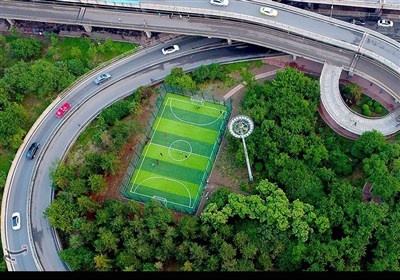 نمای هوایی از یک زمین فوتبال که در نزدیکی گذرگاه پروانه ای در استان لیائونینگ چین قرار دارد.