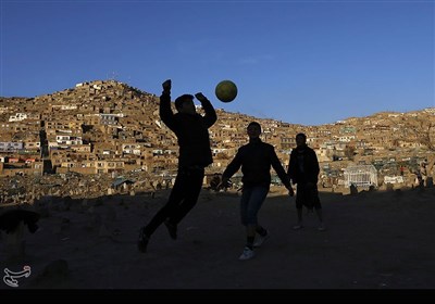 پسران افغان در حال بازی فوتبال در کابل.