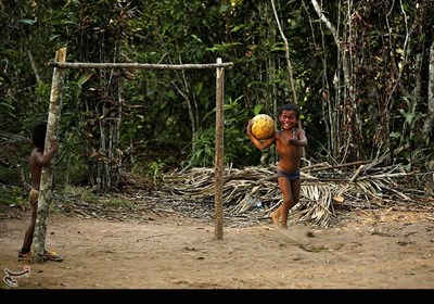 کودکی از قبیله تاتویو آمازون در حال بازی در نزدیکی روستایشان در ریو ناگرو برزیل است.