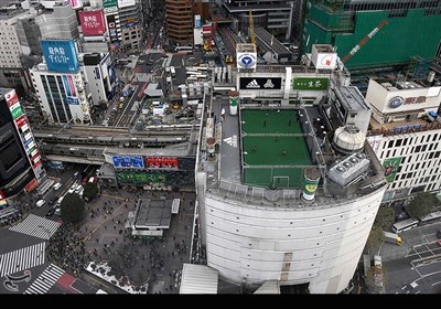 زمین فوتسالی که بر بالای یک مجتمع تجاری در توکیو ساخته شده است.