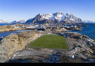 ورزشگاه باشگاه هنیس وائر نروژ در جزیره لُفُتِن نروژ.