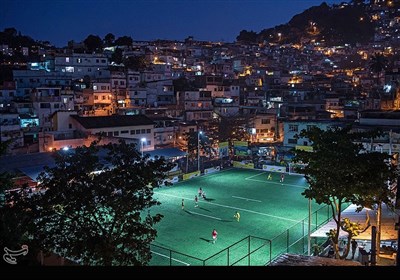 کودکان در حال بازی در افتتاحیه زمین فوتبال در برزیل. 200 پنل خود تامین انرژی پاواگن که از حرکت پاهای بازکینان انرژی تولید میکند در در زیر این زمین جایگذاری شده است. از انرژی ذخیره شده برای روشنایی برق ورزشگاه در شب استفاده میشود. 