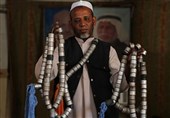 فلسطینی یتنفس الحیاة وسط قنابل الغاز +صور