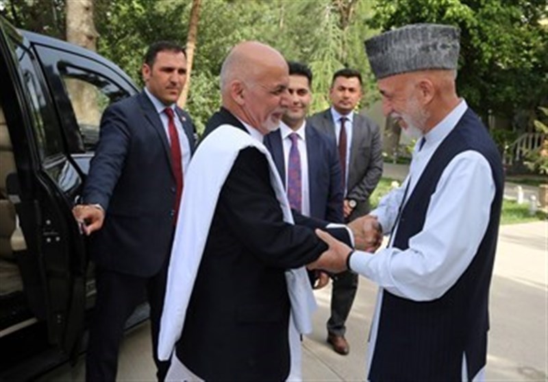 «غنی» به دیدار کرزی رفت؛ رئیس جمهور سابق افغانستان از طرح آتش‌بس دولت حمایت کرد