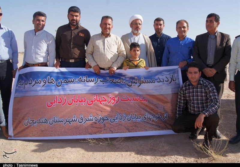 خوزستان| بازدید مسئولان و اصحاب رسانه از اقدامات بیابان‌ زدایی در هندیجان به روایت تصویر